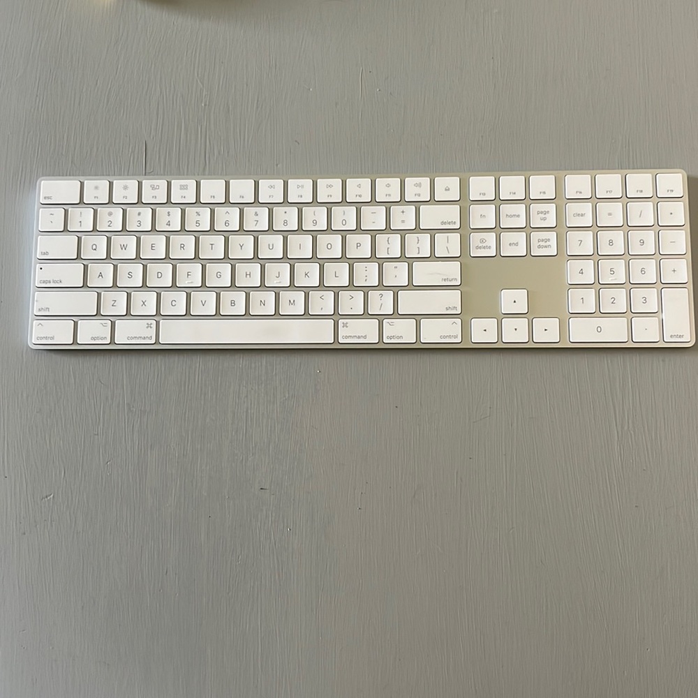 *SOLD* Apple Keyboard